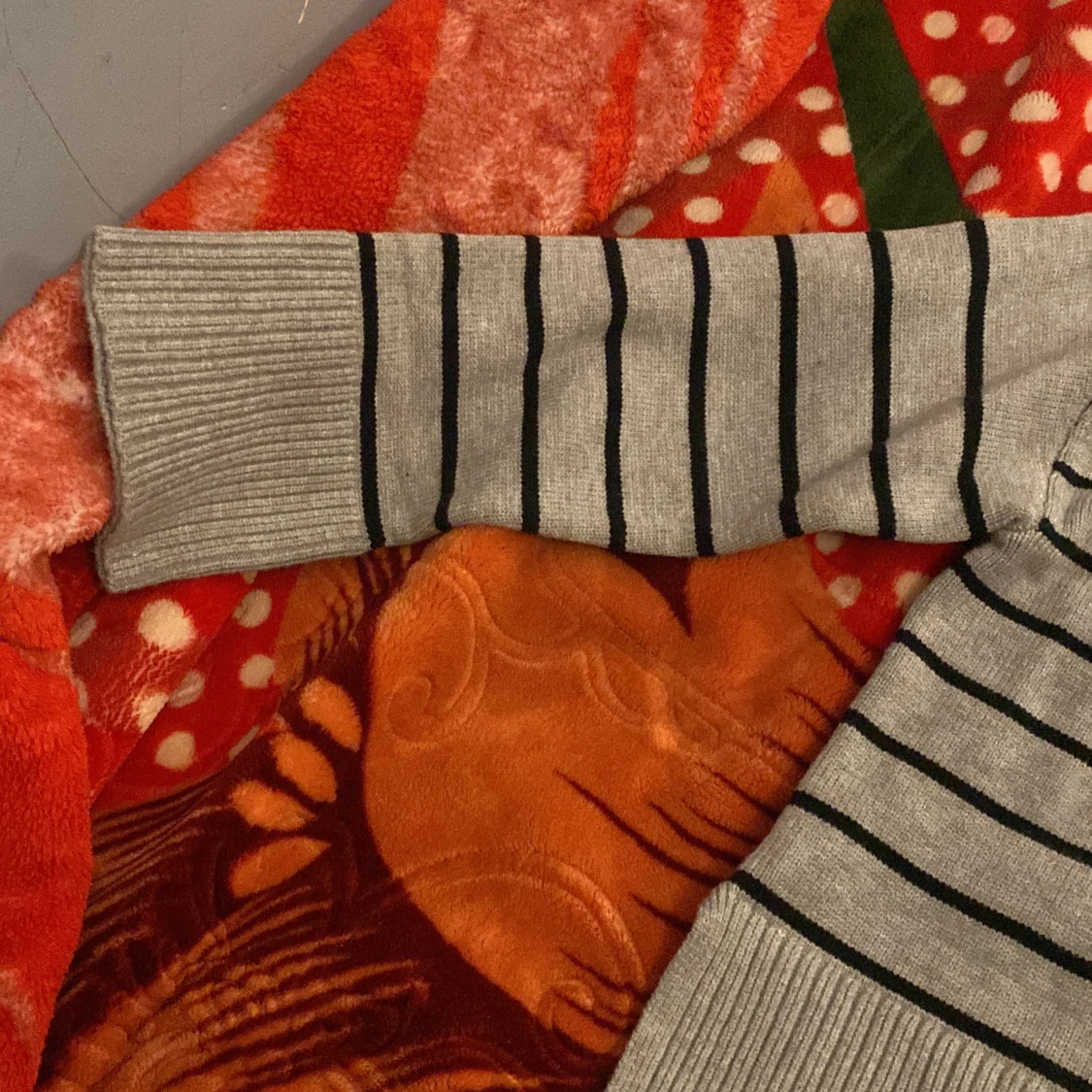 Grå och svart randig tröja från 157 - 93