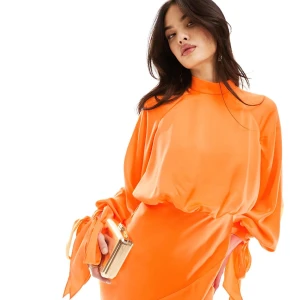 Orange långklänning med knytband - Jättefin oanvänd långklänning från ASOS med lappar och allt kvar. Superfin till bal eller sittning men var bara lite stor på mig. Storlek 38 ordinarie pris 950kr