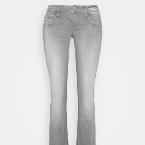 Grå LTB Valerie bootcut jeans  - Säljer de slutsålda LTB valerie bootcut jeans i bra skick då de inte passar mig längre. ❤️
