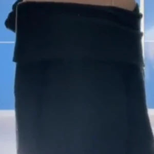 Mörkgrön offshoulder tröja - Mysig mörkgrön offshoulder tröja i stickat material. Perfekt för kyliga dagar när du vill vara både bekväm och stilren. Tröjan har en bred krage som kan bäras nedvikt för en avslappnad look.