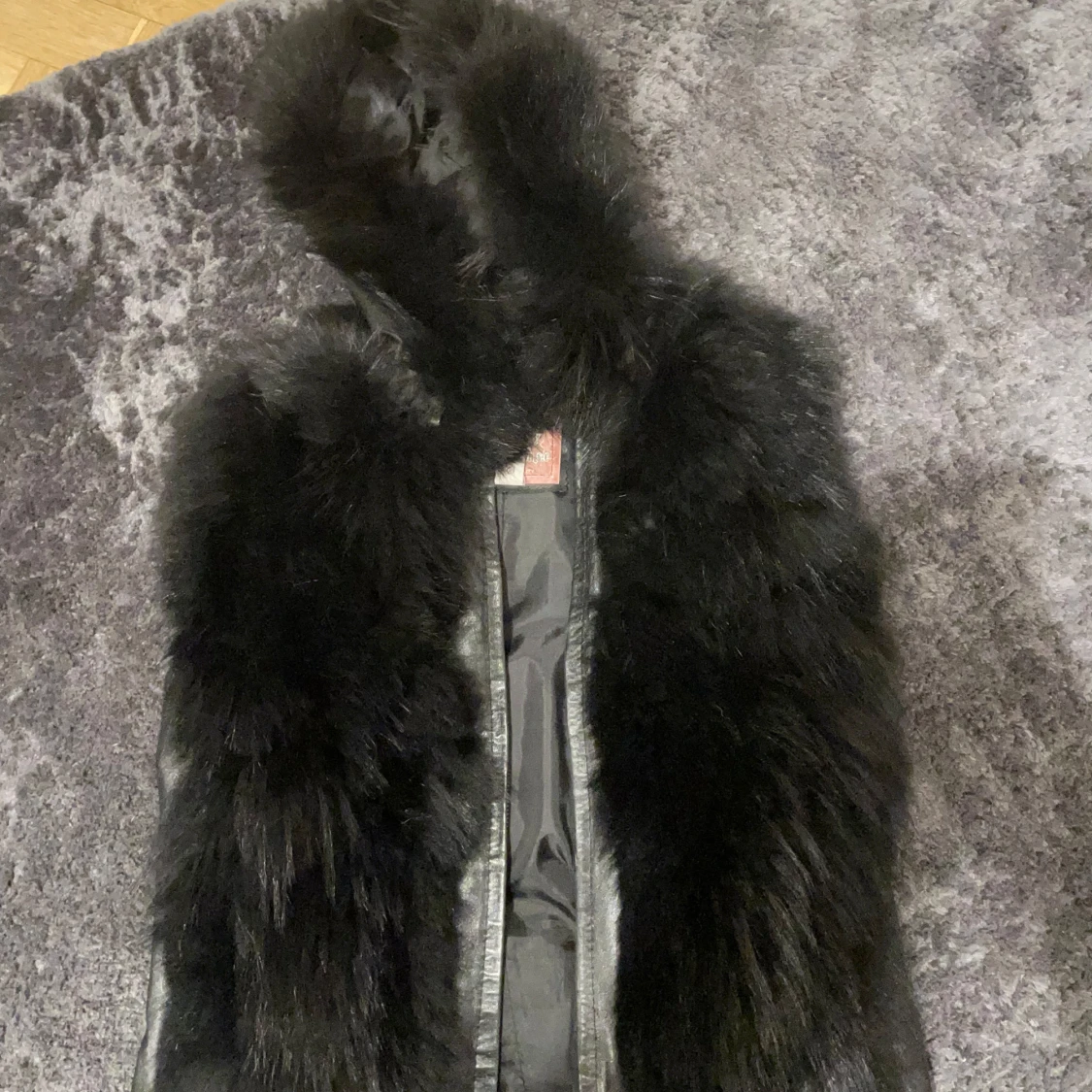 Svart pälsjacka med huva