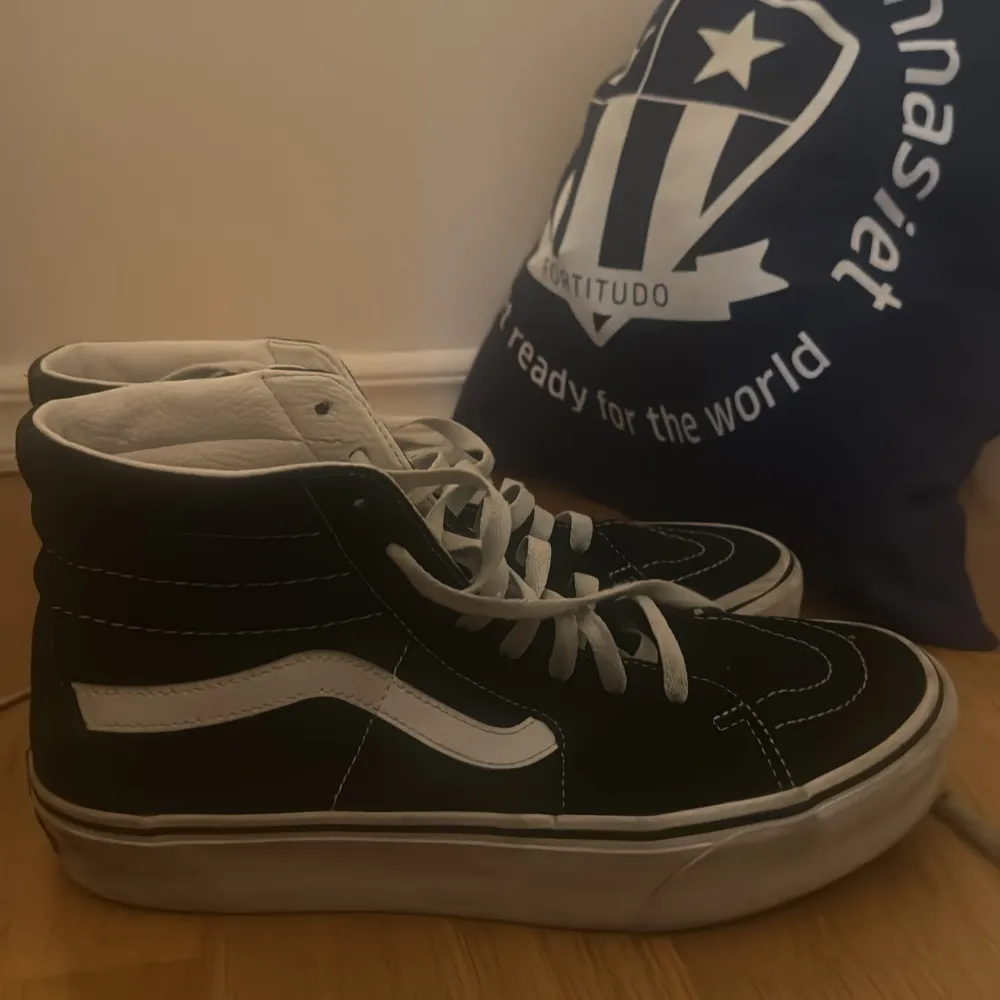 Säljer mina vans skor som är i bra skick, storlek 41. Kengät.