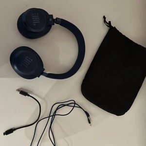 Jbl hörlurar  - JBL live 660nc💙knappt använda bluetooth hörlurar finns även en sladd om dom dör🙈 marinblåa funkar super bra 👍 finns även en app där man kan ändra ljudet💙nypris 1695kr