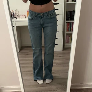 Abrand 99 low boot - I nyskick då jag endast använt de 1 gång pga för stor storlek. Jag är 168 och har vanligtvis storlek xs-s/26 på byxor. Storlek:27 Köpta för:999kr