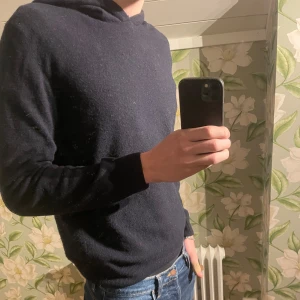  Oscar Jacobson hoodie - Säljer en marinblå Oscar Jacobs hoodie som använts sparsamt, Nypris ligger på 1600kr🙌 storlek L men sitter ungefär som M. Fraktar med postnord📦 vid frågor är det bara att skriva 