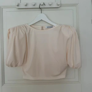 Topp från Adoore - I superfint skick, använd en gång!