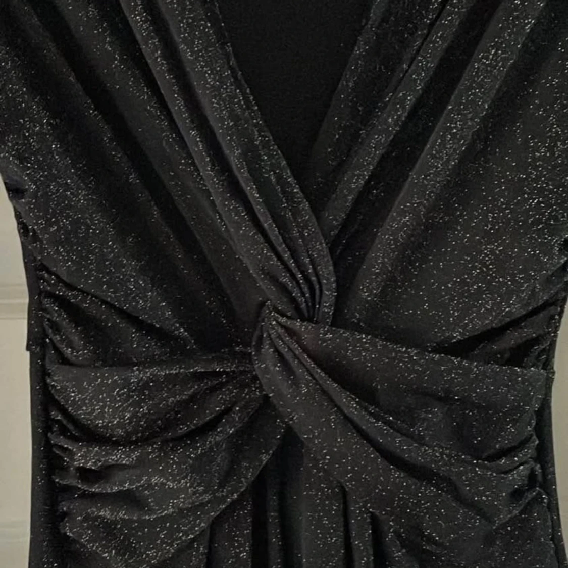 Svart glittrig jumpsuit  - 90