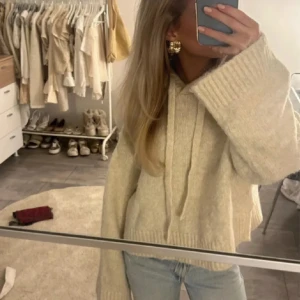 Beige stickad hoodie - Säljer denna fina stickade beige hoodie från Zara köpt här på Plick. Köpte i somras o jag knappt använt den då det inte riktigt är min stil. Jättefint skick och inga defekter alls endast lite nopprig. Det är storlek M-L men sitter som en S skulle jag säga, materialet är jätte mjukt och skönt o sticks inte alls. Första bilden är lånad, men andra är egen,  hör av er för fler bilder eller andra funderingar!! 💕