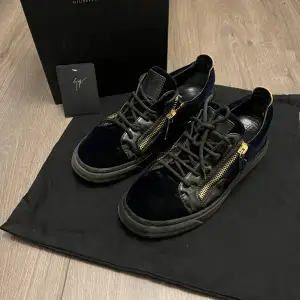 Snygga mörkblåa / svarta sneakers från Giuseppe Zanotti. Storlek 41. Ok skick, ens skosnöret lite trasigt, crease också. Box, Dustbag, Kuvär medföljer. Hör av er vid frågor samt funderingar ☺️😀🙏