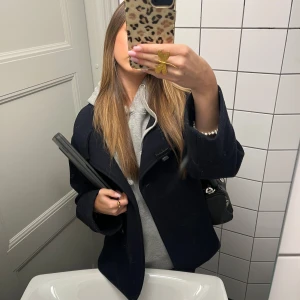 Gina kappa - Snygg och enkel kappa ifrån Gina Tricot, köpt för 600 förra året och använd rätt så myvlet men ändå jätte bra skick. Passar till både vardag och mer uppklädda tillfällen.