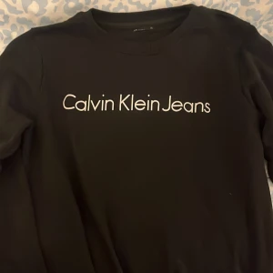 Calvin Klein sweatshirt  - Fin Ck sweatshirt inga defekter eller sånt storlek:small