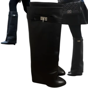 Svarta stövlar/boots - Snygga boots i äkta skinn. Passar även de som har 39 Vet ej om det är givenchy men det är äkta skinn/läder och säljs pga för liten för mig 