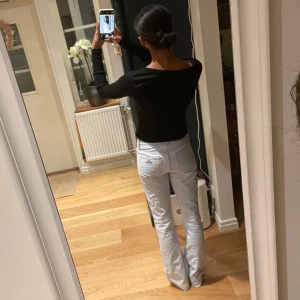 Ljusblå bootcut jeans - Säljer ett par ljusblå bootcut jeans. Jeansen har en klassisk design med fickor fram och bak, perfekt för en stilren look.