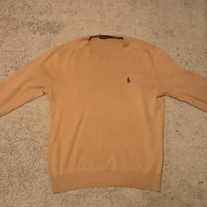 Beige tröja från Polo Ralph Lauren - Tröja från Ralph lauren i storlek S. Bra skick inget hål eller liknande. Skriv vid frågor.