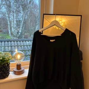 Svart tröja från H&M - Säljer en svart tröja från H&M i storlek S. Den är i bra skick!
