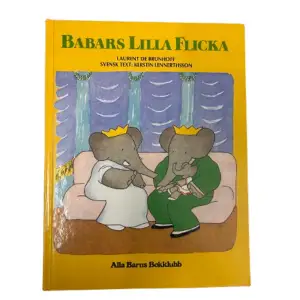 En charmig barnbok med titeln 'Babars Lilla Flicka' av Laurent de Brunhoff. Boken har en gul omslag med en illustration av elefanter i kungliga kläder. Svensk text av Kerstin Lennerthson. Perfekt för barn som älskar berättelser om djur och kungligheter.