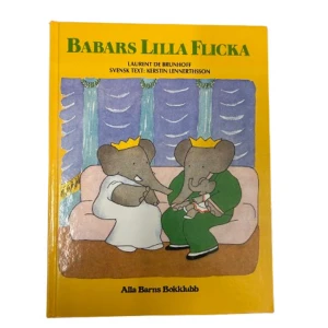 Babars Lilla Flicka - En charmig barnbok med titeln 'Babars Lilla Flicka' av Laurent de Brunhoff. Boken har en gul omslag med en illustration av elefanter i kungliga kläder. Svensk text av Kerstin Lennerthson. Perfekt för barn som älskar berättelser om djur och kungligheter.