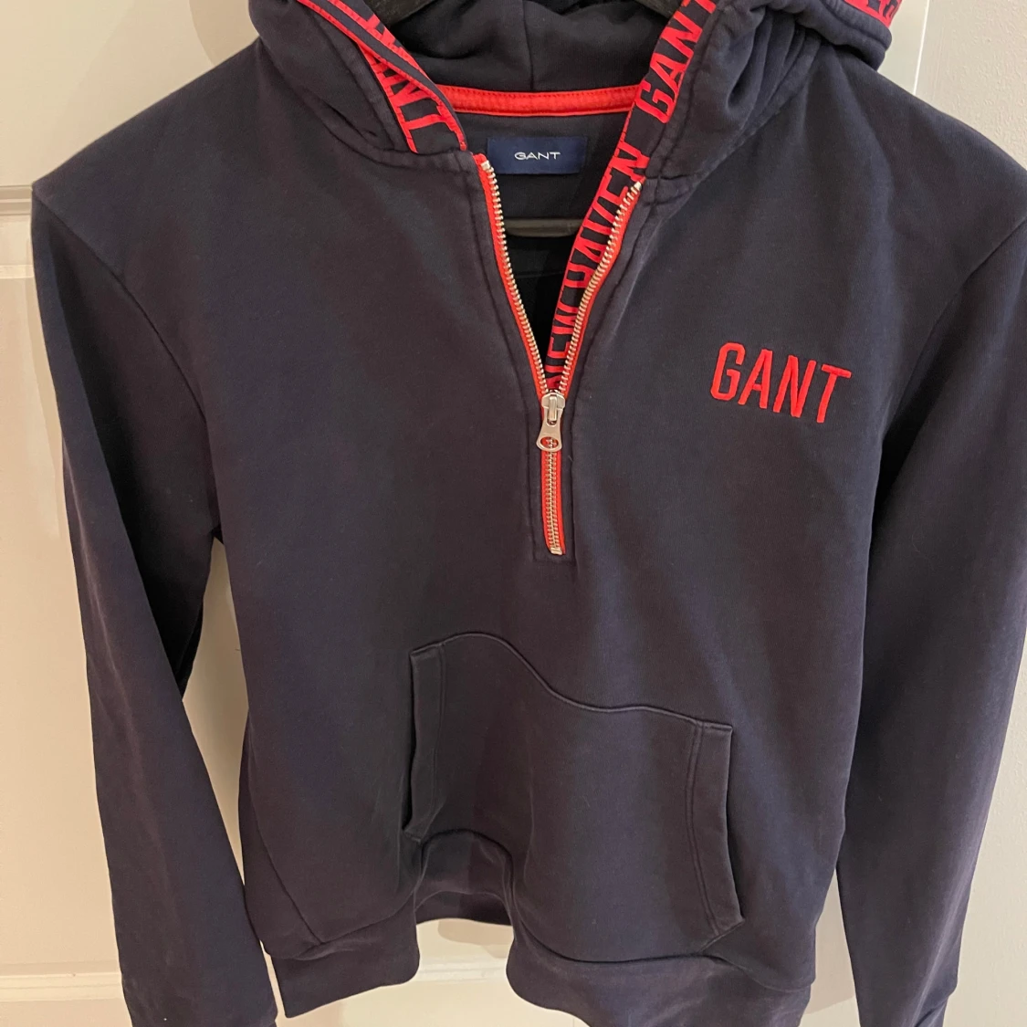 Svart hoodie från GANT - 90