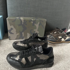 Valentino Rockrunner i camouflage - Valentino Rockrunners. Skick 7/10, och har mycket kvar att ge. Liten defekt vid sulan men inget som syns. Storlek 42 men passar även 43. Köp för endast 1899. Endast skorna medföljer.  Hör av dig vid frågor eller funderingar!