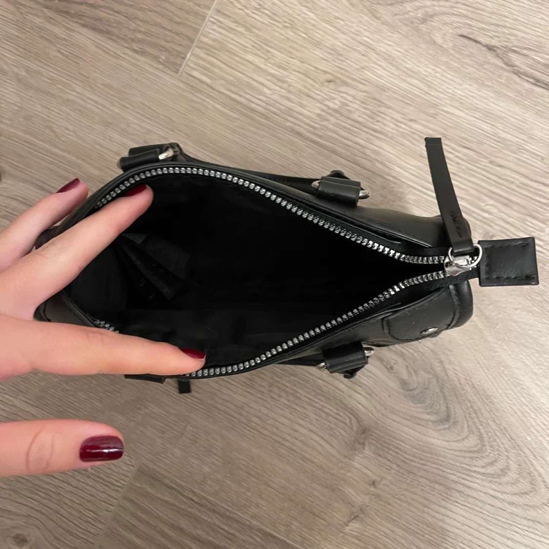 Svart handväska med dragkedja - 90