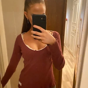 Vinröd Odd Molly tröja - Vinröd Odd Molly blus, inga defekter, har ägt denna blus länge men den har knappt kommit till användning så jag bestämde mig nu för att sälja den. Storlek S.