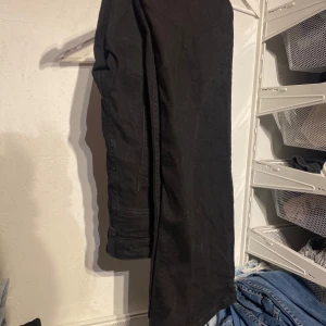 Svarta flare jeans - Svarta mid waist flare jeans, från Kappahl. Lagomt stretchigt material, jättefint skick! Säljer pga att dem ej passar mig längre riktigt 💕