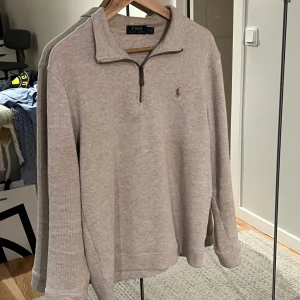 Ralph Lauren 1/4 zip - En riktigt snygg finstickad ralph lauren quarter zip i fint skick. Den e beige/sandfärgad med en ”guldbeige” logga. Den är sparsamt använd (skick 9/10) tvättad endast ett par gånger. Nypris: 2700kr. Mitt pris: 1000kr. Jag har vanligtvis M/L och skulle säga att tröjan passar S/M. Ställ gärna frågor om du har funderingar eller undrar något om mått mm. 