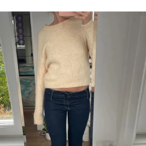 Beige stickad tröja - Säljer en mysig beige stickad tröja med långa ärmar och ribbade kanter. Perfekt för kyligare dagar och enkel att matcha med jeans eller kjol.