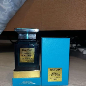 Tom Ford - Säljer en lyxig flaska Tom Ford Neroli Portofino Eau de Parfum, 100 ml. Flaskan har en elegant design med en mörkblå färg och en gyllene etikett. Doften är känd för sina fräscha och citrusaktiga noter, perfekt för den som vill ha en sofistikerad och uppfriskande parfym. Säljer pågrund av att det är vinter och denna är en sommar  parfym, säljer billigt för måste få sålt den snabbt! Kom med bud!!!