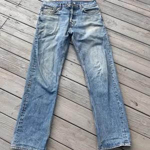 Weekday jeans - Weekday space jeans, med realaxed fit, i het okej skick