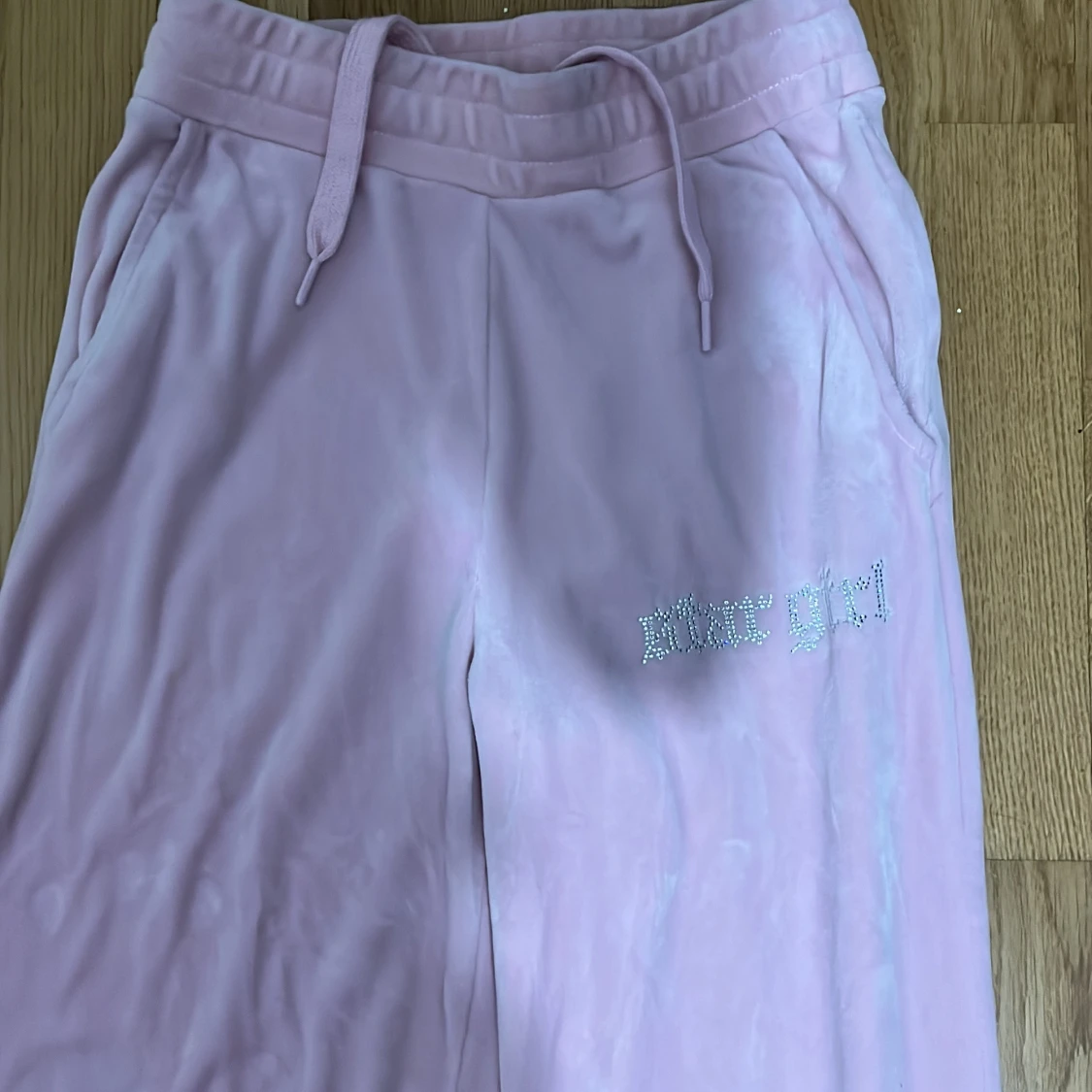 Rosa hoodie och byxor med text - 91