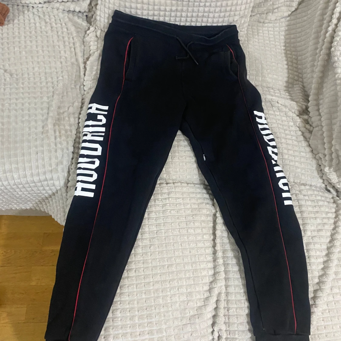 Svarta mjukisbyxor med tryck - 90