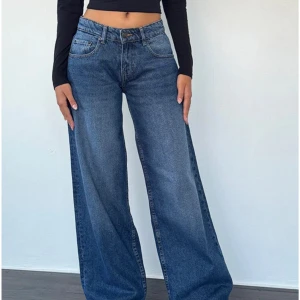 Blå motel rocks jeans - Säljer ett par blå Motel Rocks jeans i W26 L32 (jag har vanligtvis M/38 i byxor). Köpta på vinted och är därför slitna på baksidan av byxbenen från tidigare ägare, men detta märks knappast (jag är 175cm) och i övrigt är de hela och fina. Otroligt bekväma och stilrena💕Priset är ej hugget i sten. Hör av dig om du har frågor!💕