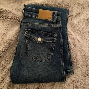 Jeans med snygga bakfickor - Helt nyskick. Lågmidjade och kan skicka bilder på vid intresse💞