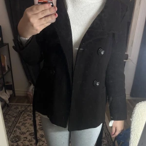 Brun kappa från Zara - Elegant brun kappa från Zara  med knappar och bälte i midjan. Perfekt för kyligare dagar med sin stilrena design och långa ärmar. EJ STRL L!! Den sitter mer som en XS/S