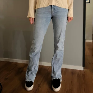 JEANS - Jätte snygga ljusblå jeans från Gina Tricot med slitningar nertill! 💖