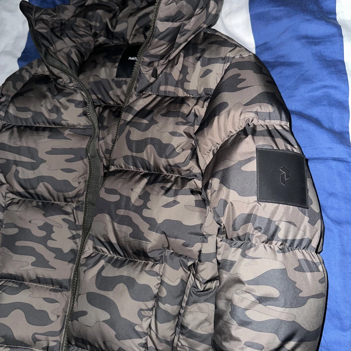 Camouflage pufferjacka med huva