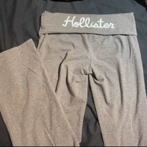 Yoga byxor  - Super snygga Hollister yoga byxor💋thriftade. Jag på bilden är 169cm lång. Fraktar inom 1-2dagar!