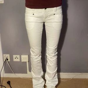 Vita jeansbyxor - Säljer ett par vintage vita jeansbyxor i mycket bra skick. De är tighta och lösare längre ner🤍 super snygga bra till både vardag och fest tillfällen 🤍