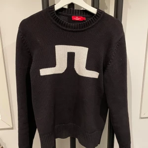 Svart stickad tröja från J.Lindeberg - Säljer en snygg svart stickad tröja från J.Lindeberg. Size S bra skick.