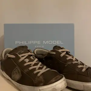 Gröna Philippe model sneakers med låda. Storlek 40 men passar 41. Skicket är bra bara små slitage! Tveka inte att skiva vid minsta fundering! Pris kan diskuteras vid snabb affär. 