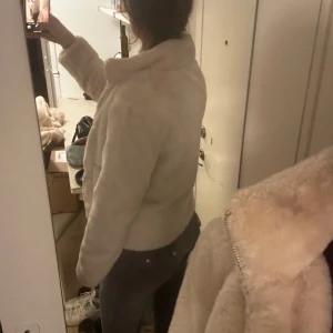 Teddyjacka - Jättefin vit teddyjacka från zara, varm och gosig 🫶🏼 Pris går att diskutera!