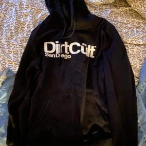 Säljer en svart hoodie från DirtCult med tryck 'San Diego' på framsidan. Den är i bra skick och perfekt för både höst och vinter. Hoodien har en klassisk passform med en stor ficka framtill och justerbar huva. Perfekt för en avslappnad stil eller en dag ute med vänner. 🖤