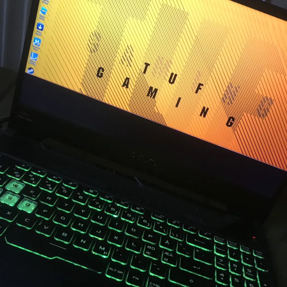 Säljer en ASUS TUF Gaming Laptop med ett snyggt RGB-tangentbord som kan lysa i olika färger som blått, rött och grönt. Perfekt för gaming med en cool TUF GAMING bakgrund på skärmen. Laptopen har HDMI-port och är i bra skick. Perfekt för dig som vill ha en kraftfull dator för spel och multimedia. Det ända problem är att när du sätter in sladden så kommer det upp en svart grej vet ej hur man fixar de men tror att man kan fixa det lätt.. Böcker.