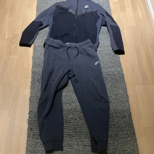 Mörkblå Nike teech set  - Köpt 2000. Använt en gång. Skick 10/10. 
