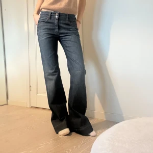 Jeans  - Sjukt najs jeans från märket drykorn som är sparsamt använda💕 midjemått 37 rakt över och innerbenslängd 87 (jag är 175)