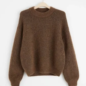 Brun stickad tröja - Köpte den för 800kr men eftersom jag köpte i fel storlek så har den inte kommit till användning. Den är i storlek XL men passar mig som är M