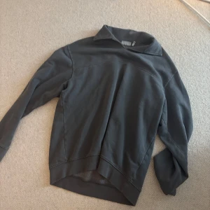 Mörk grön WEEKDAY tröja med krage - Säljer denna i gott skick, mycket skön och casual men ändå snygg. DM för fler bilder size L fits true to size