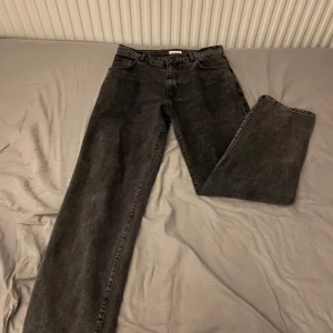 Baggy jeans från woodbird - Säljer ett par svarta jeans från woodbird i storlek 31/32. Mer baggy och passar för dig som gillar streetwear. Väldigt sköna och enkla att styla. Nypris ligger runt 1000 lappen