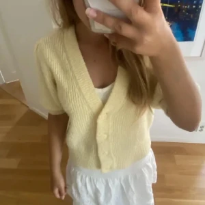 Gul kofta med korta ärmar - Säljer en söt gul kofta med korta ärmar och knappar framtill❤️❤️❤️ !!!INTRESSEKOLL ,TRYCK INTE PÅ KÖP NU!!!